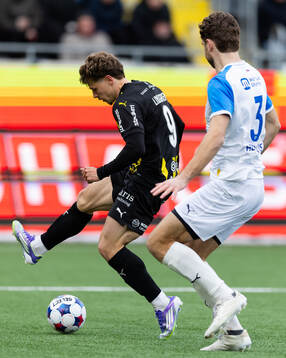 Häckens Gustav Lindgren klackar fram till Silas Andersens