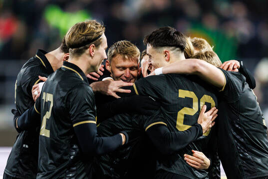 GAIS Gustav Lundgren jublar med lagkamrater