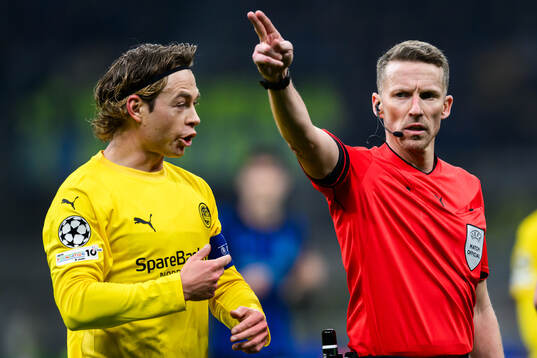 Patrick Berg of Bodø/Glimt and referee Alejandro Hernández