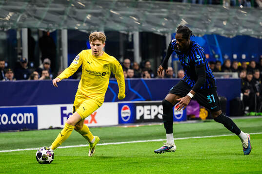 Jens Petter Hauge of Bodø/Glimt and Yann Bisseck of Inter