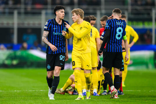 Alessandro Bastoni of Inter and Jens Petter Hauge of