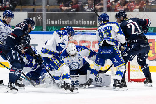 Leksands målvakt Filip Larsson mot Linköpings Jakub Vrana