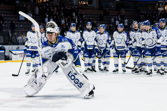 Leksands målvakt Filip Larsson jublar