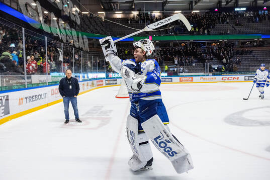 Leksands målvakt Filip Larsson jublar