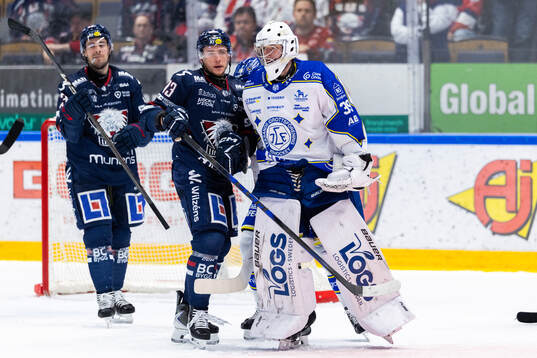 Linköpings Jakub Vrana och Leksands målvakt Filip Larsson