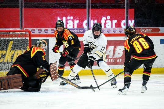 Brynäs målvakt Klara Peslarova och Jenniina Nylund och