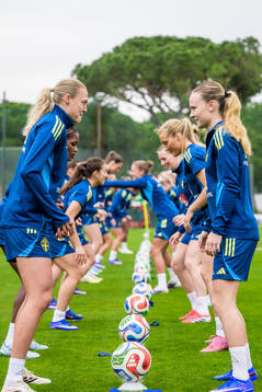 Elma Junttila Nelhage and Matilda Vinberg of the Swedish