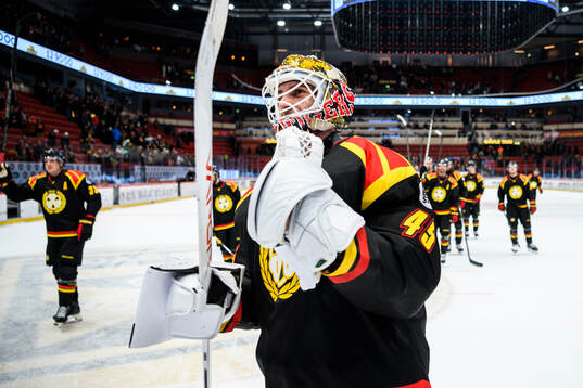 Brynäs målvakt Damian Clara jublar