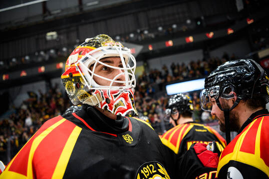 Brynäs målvakt Damian Clara jublar