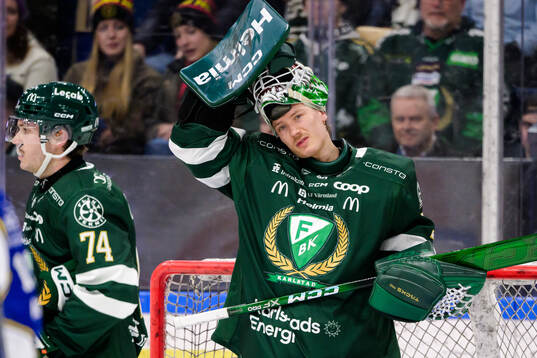 Färjestads målvakt Emil Larmi deppar
