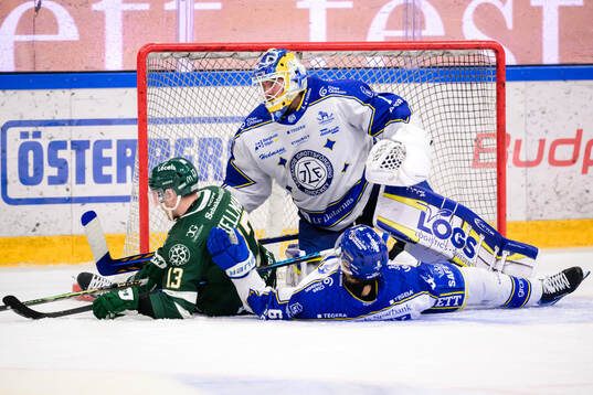 Färjestads Joel Kellman och Leksands målvakt Marcus