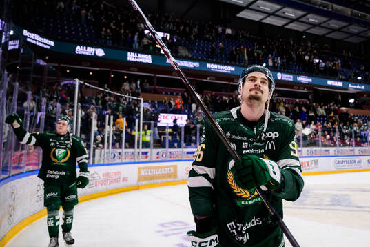 Färjestads David Tomasek jublar