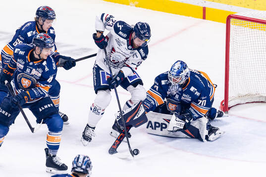 Linköpings Robin Kovacs och Växjös målvakt Adam Åhman