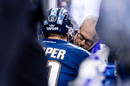 Växjös lagläkare Stefan Kauppinen pratar med Brian Cooper