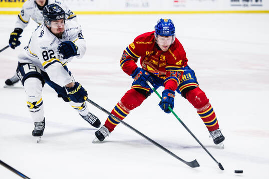 s Santeri Hatakka och Djurgårdens Samuel Solem