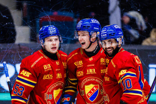 Djurgårdens Gustav Lindström jublar med lagkamrater David