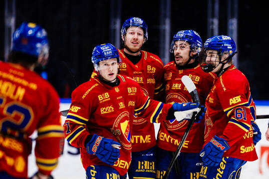 Djurgårdens Joseph Snively jublar med Colby Sissons,
