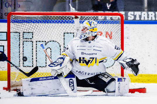 s målvakt Felix Sandström släpper in 4-0 av Djurgårdens