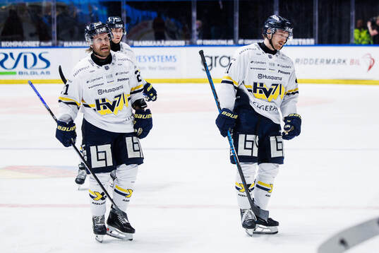 HV71s Mattias Tedenby och Riley Woods deppar