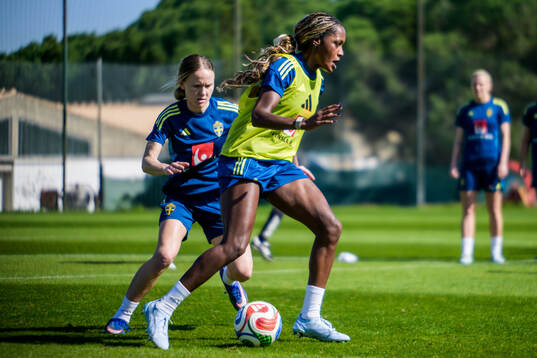Matilda Vinberg and Evelyn Ijeh of the Swedish women's