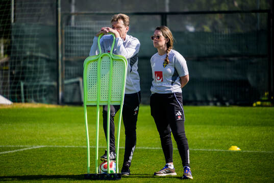 Head coach Tony Gustavsson and psychologist Sara Hammer of