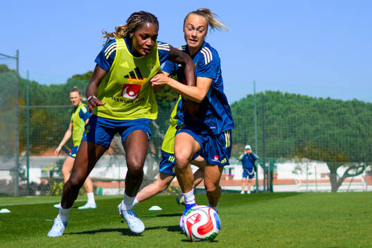 Evelyn Ijeh and Hanna Bennison of the Swedish women's