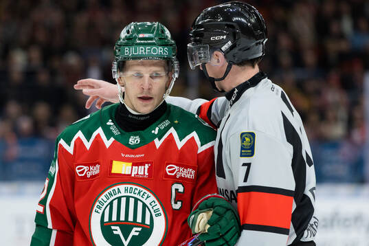 Frölundas Max Friberg i samtal med domare
