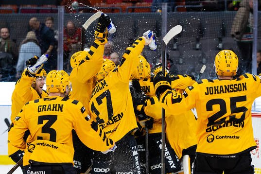 Skellefteås målvakt Strauss Mann jublar med lagkamrater