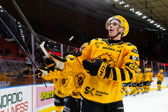 Skellefteås Pontus Johansson jublar och tackar supportrarna