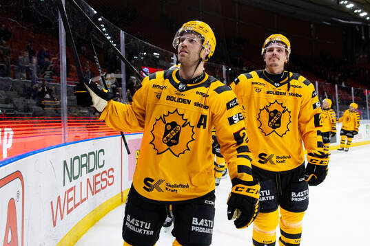 Skellefteås Oscar Lindberg och Jonathan Johnson  jublar