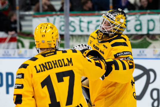 Skellefteås Pär Lindholm och målvakt Strauss Mann jublar