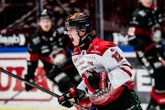 Örebros Noah Steen jublar