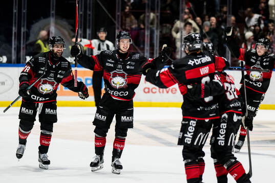 Malmö Redhawks Robin Hanzl och Isac Nilsson jublar
