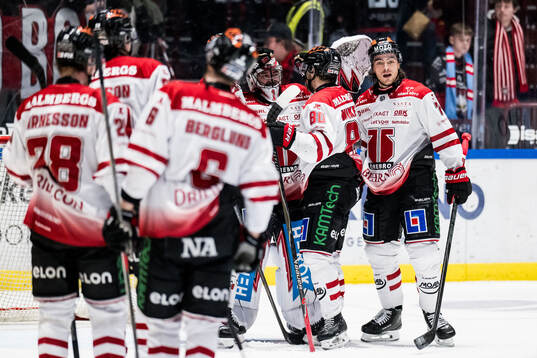 Örebros målvakt Jhonas Enroth jublar med lagkamrater