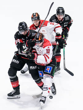 Malmö Redhawks Seth Barton och Joona Ikonen mot Örebros