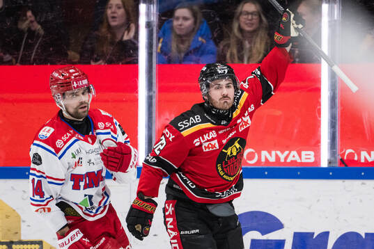 Timrås Emil Pettersson jublar och Luleås Ben Tardif jublar