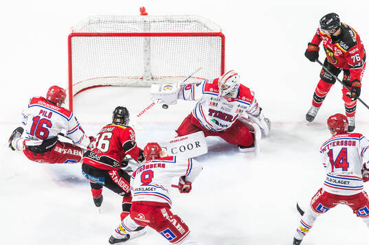 Luleås Mathias Bromé gör 1-1 på Timrås målvakt Jacob