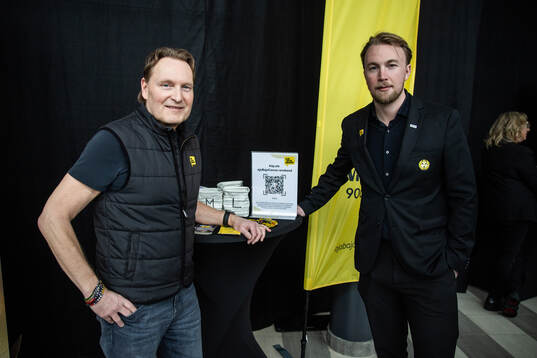 Representant från Ajabaja cancer med Jakob Westerlund,