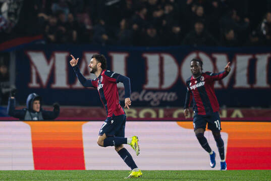 João Mário of Bologna celebrates