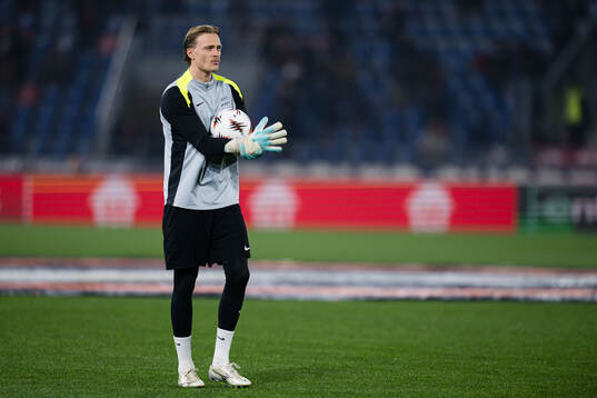 Goalkeeper Simen Vidtun Nilsen of Brann warms up