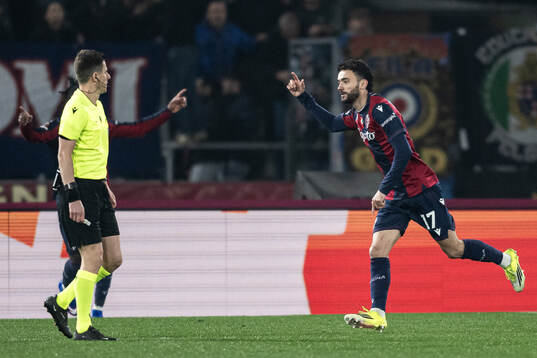 João Mário of Bologna celebrates