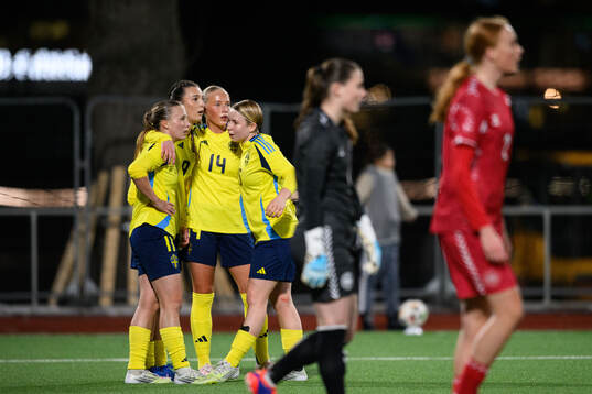 Sveriges Rona Krasniqi jublar med lagkamrater