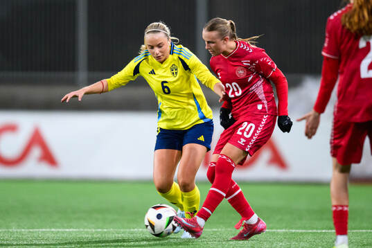 Sveriges Thea Eriksson och Danmarks Nikoline Nielsen