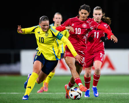 Sveriges Ellie Junetoft och Danmarks Mila Bischoff