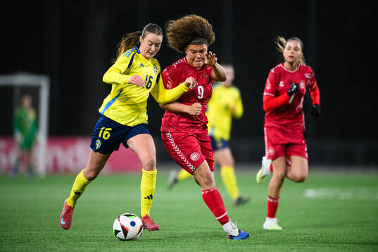 Bläddra bland fler bilder av Fotboll, F17, EM-kval, Sverige - Danmark