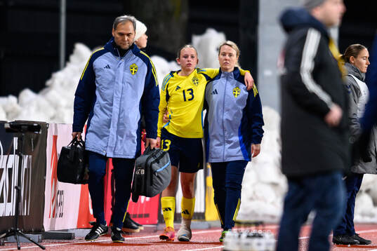 Sveriges Lovisa Breland lämnar planen skadad