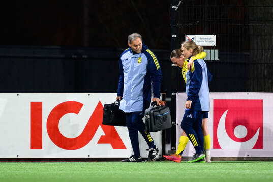 Sveriges Lovisa Breland lämnar planen skadad