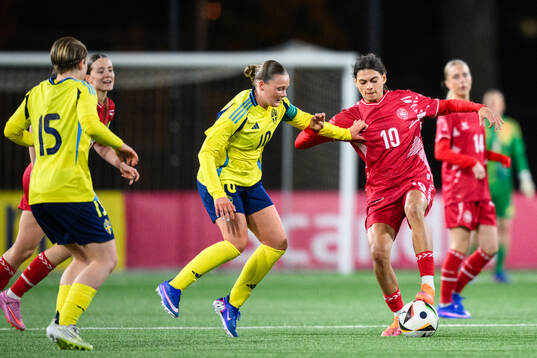 Sveriges Ellie Junetoft och Danmarks Mila Bischoff