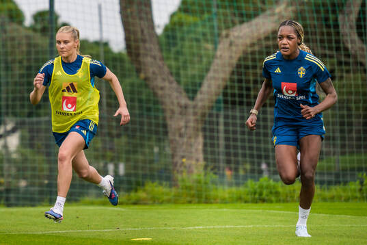 Amanda Nildén and Evelyn Ijeh of Sweden