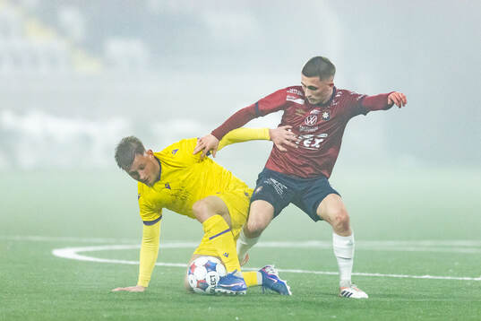 Mjällbys Aki Samuelsen och Örgrytes Benjamin Laturnus